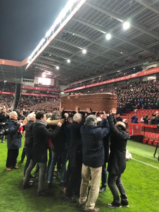 Miles de personas despiden a Quini en un abarrotado estadio de El Molinón