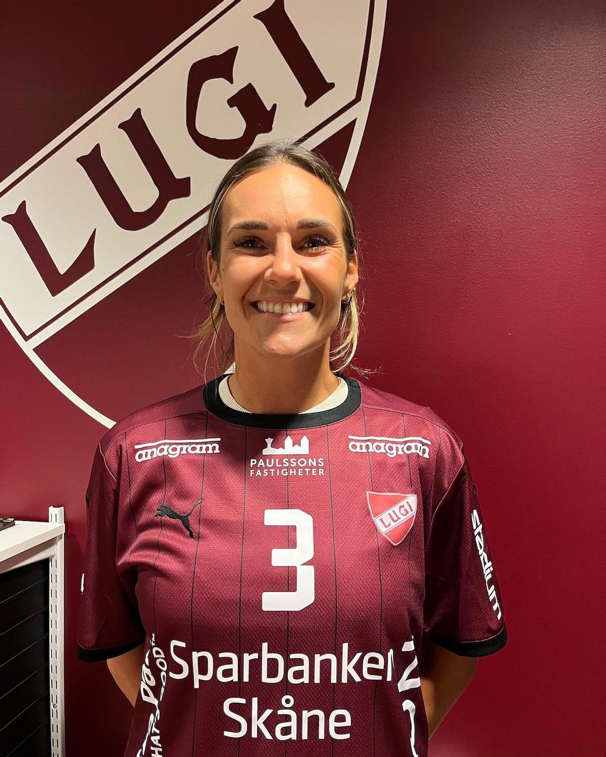 Sabina Jacobsen posa con los colores de su nuevo equipo, el Lugi Handboll