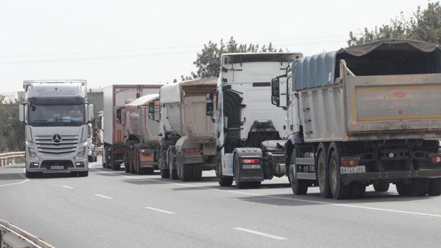 El paro de camioneros satura Palma pero no frena el abastecimiento | M. MIELNIEZUK 