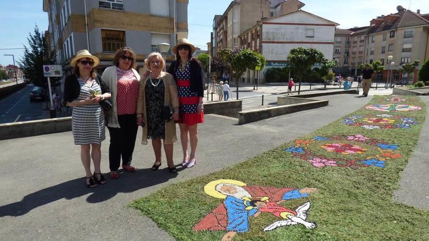 Carmen García, Nides Berdasco, Pili Meana y Rosa Rodríguez, ayer, junto a la alfombra floral.