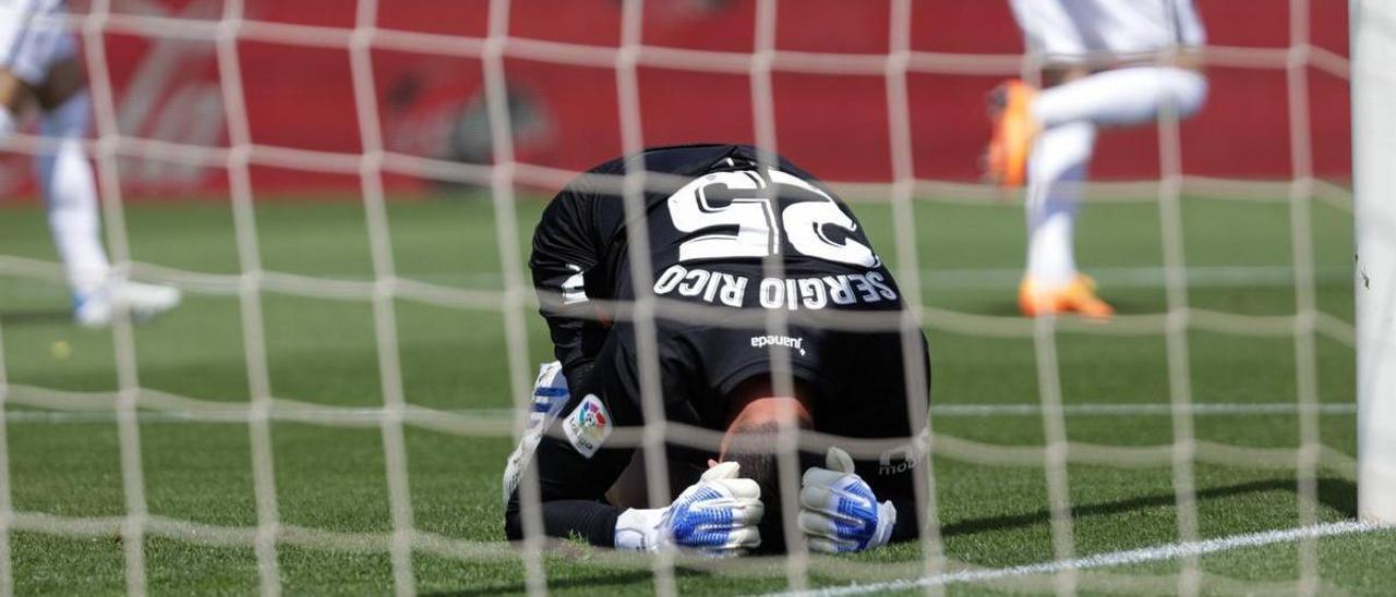 Sergio Rico, abatido tras uno de los seis goles del Granada.