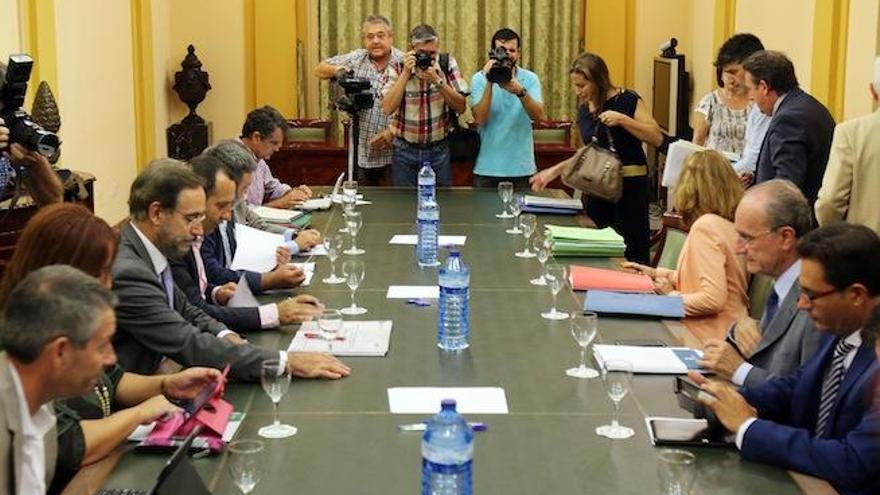 Consejero de Fomento y Vivienda, Felipe Lopez, preside la reunión de la Comisión mixta del convenio de colaboración del Metro Málaga.