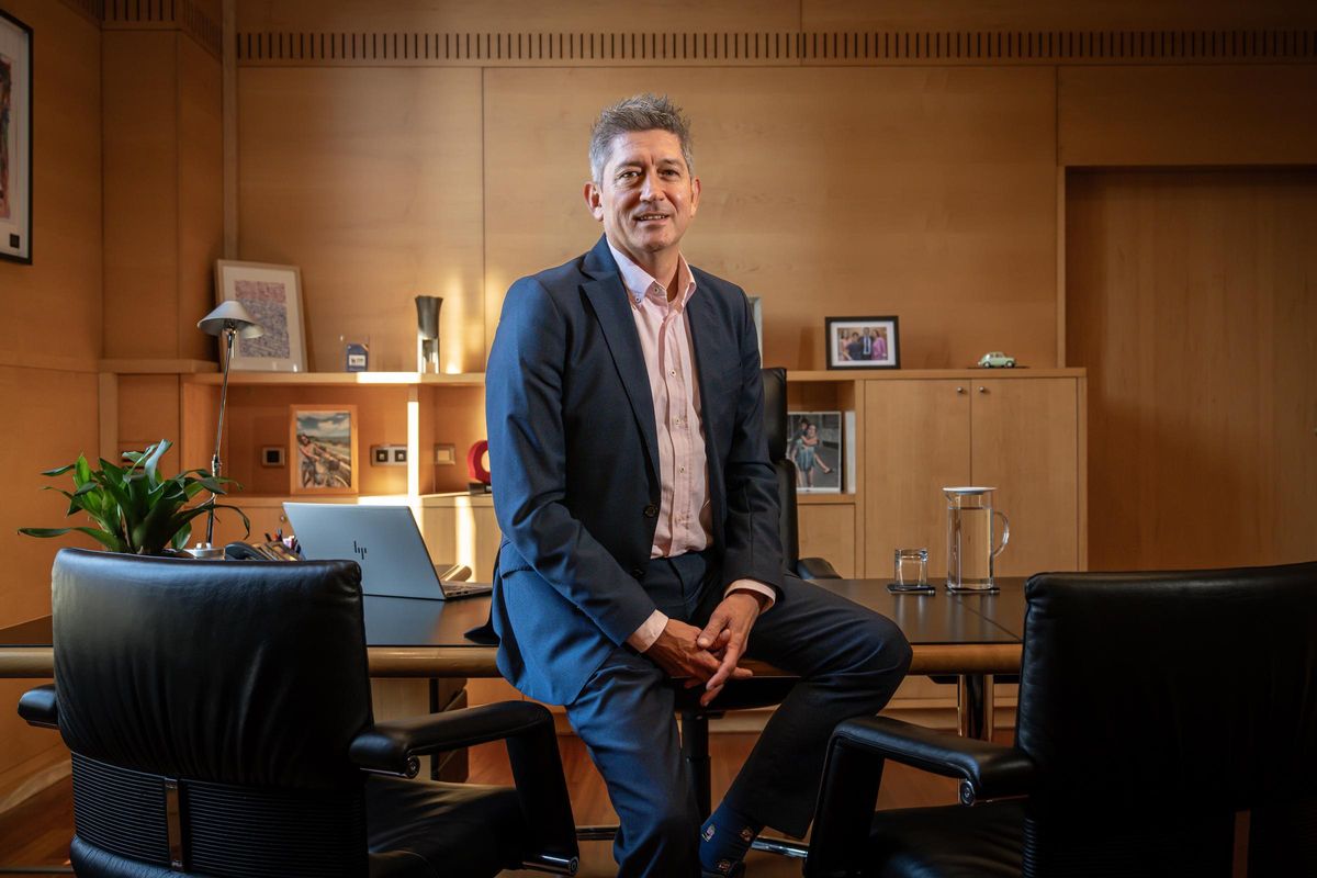 David Quirós, alcalde de L'Hospitalet de Llobregat, posa para EL PERIÓDICO en su despacho en el Ayuntamiento.