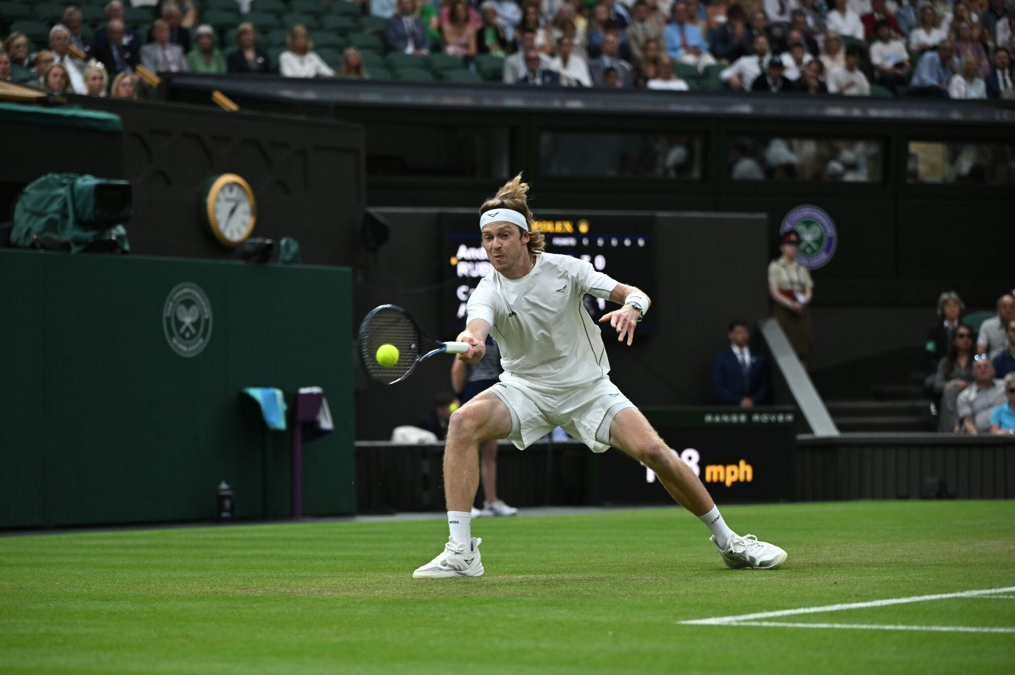 Wimbledon (United Kingdom), 06/07/2025.- Andrey Rublev of Russia in action during the Men's Round of 16 match against Carlos Alcaraz of Spain at the Wimbledon Championships, Wimbledon, Britain, 06 July 2025. (Tenis, Rusia, España, Reino Unido) EFE/EPA/DANIEL HAMBURY EDITORIAL USE ONLY EDITORIAL USE ONLY. EDITORIAL USE ONLY EDITORIAL USE ONLY