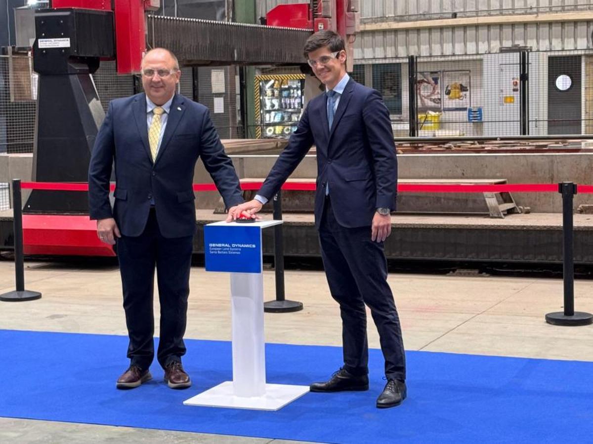Alejandro Page, director general de Santa Bárbara Sitemas (derecha) con el director nacional de Armamento de Letonia en mayo de 2025.