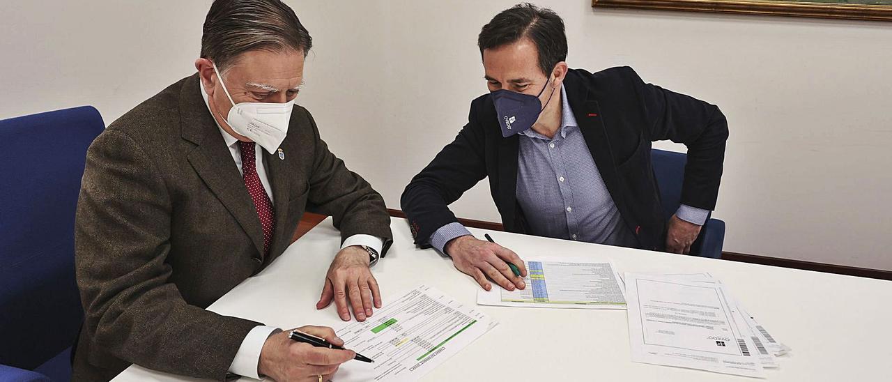 El alcalde, Alfredo Canteli, en una reunión con Javier Cuesta.