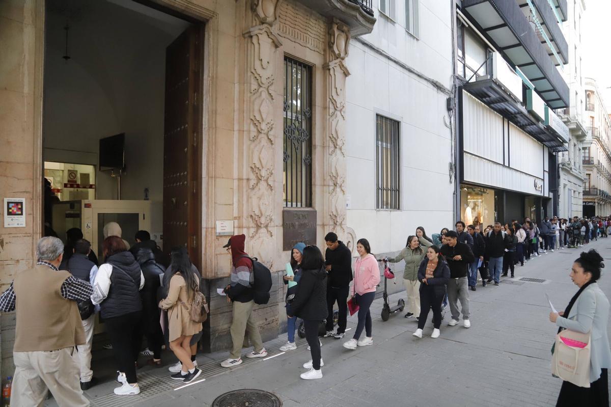 Vuelven las colas de inmigrantes en el Ayuntamiento de Córdoba