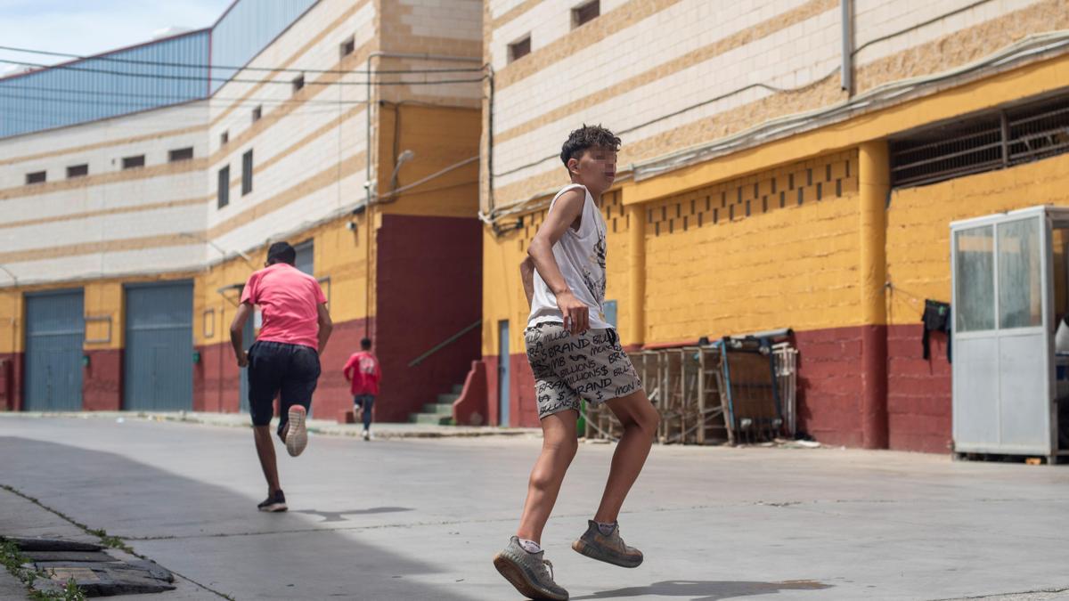 Tres migrantes escapan de la policía en Ceuta.