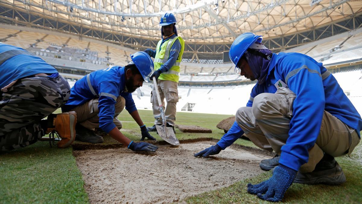 Unos obreros colocan el césped en el estadio Lusail, que acogerá la final del torneo el 18 de diciembre de 2022.