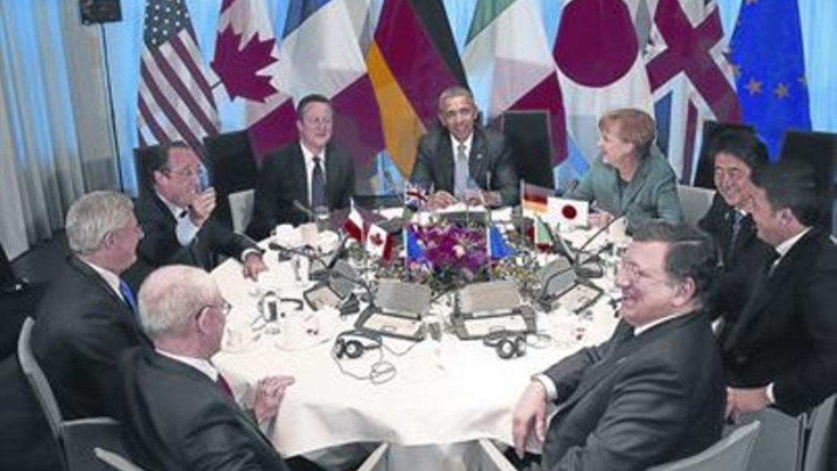Los líderes del G-7 y de la Unión Europea comparten mesa, ayer en La Haya.