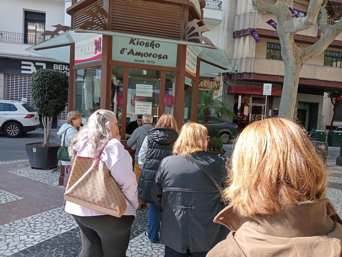 Cola en l'Amorosa para comprar los tíquets de la procesión del Santo Entierro de Gandia