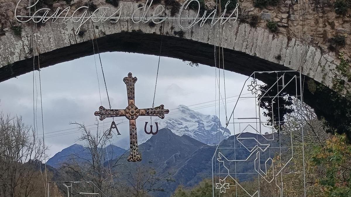 El Pierzu, al fondo, visto desde las inmediaciones del puente "romano".