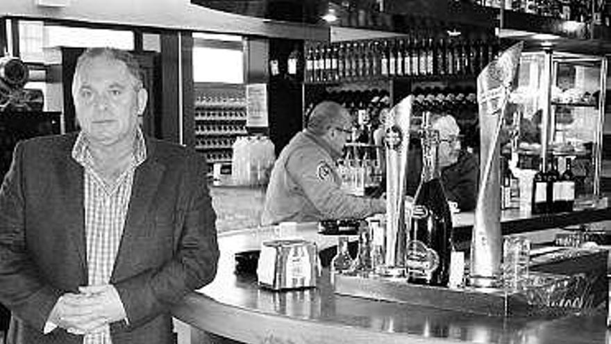 Javier Nava en el interior de su bar, en La Caridad.