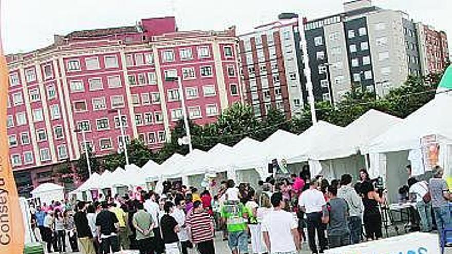 Paseo de Poniente, ayer, con las carpas de la 5.ª Fiesta de las Asociaciones.