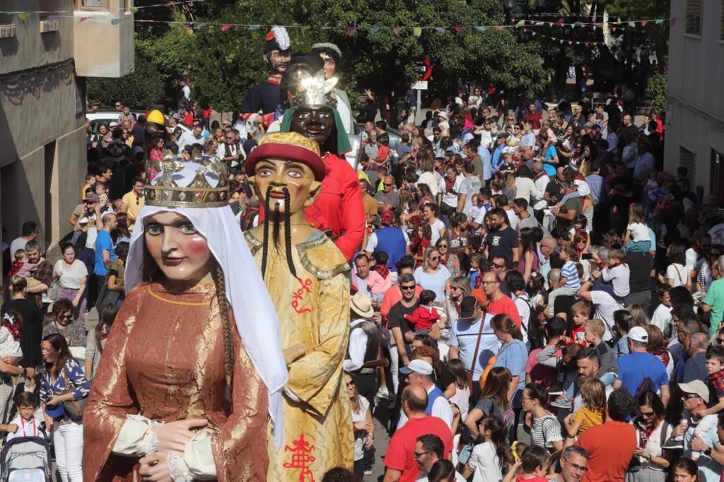 Los cabezudos recorren las calles de Garrapinillos