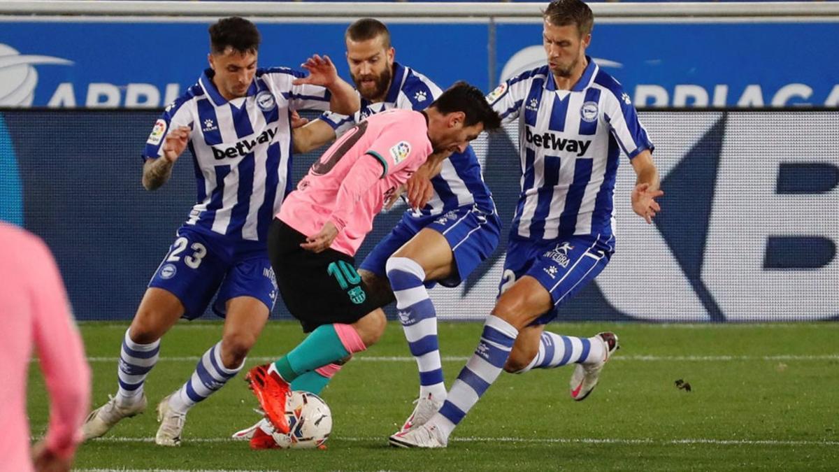 Imágenes del partido entre el Alavés y el FC Barcelona correspondiente a la jornada de LaLiga, disputado en el estadio Mendizorrotza de Vitoria.