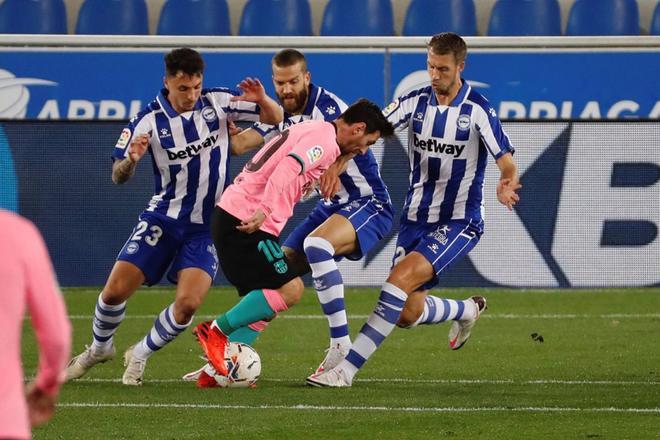 Imágenes del partido entre el Alavés y el FC Barcelona correspondiente a la jornada de LaLiga, disputado en el estadio Mendizorrotza de Vitoria.