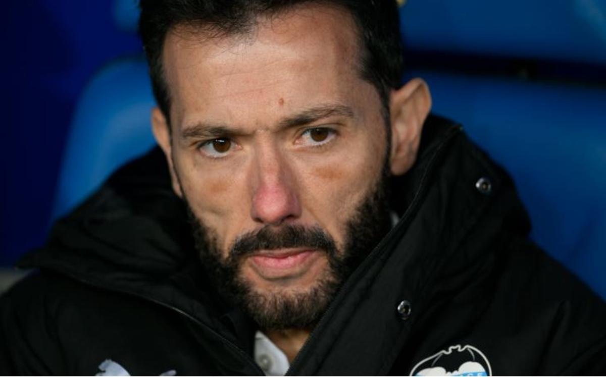 Carlos Corberán en el banquillo del Carlos Tartiere