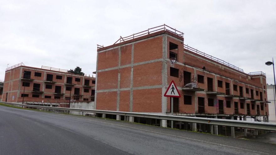 Oleiros estudiará tirar dos esqueletos parados en O Seixal si no se rematan