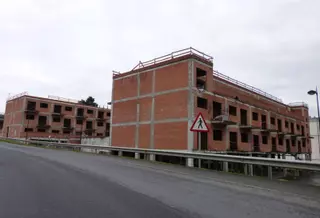 Oleiros estudiará tirar dos esqueletos parados en O Seixal si no se rematan