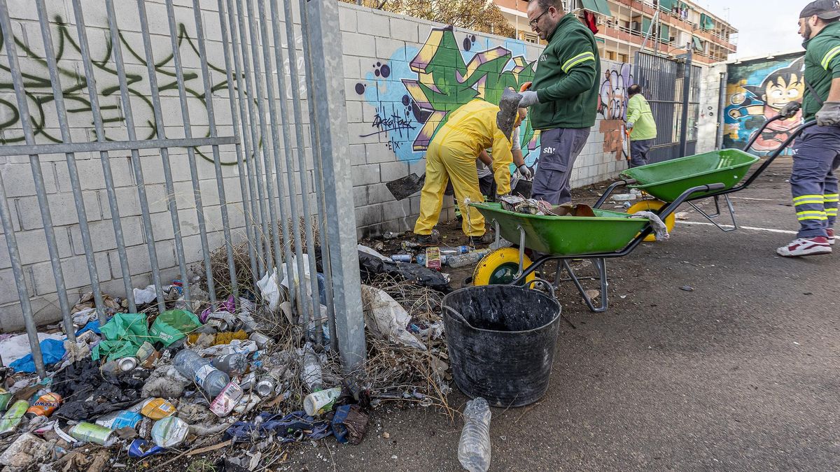 Operarios limpiando en las pistas de Nou Alacant