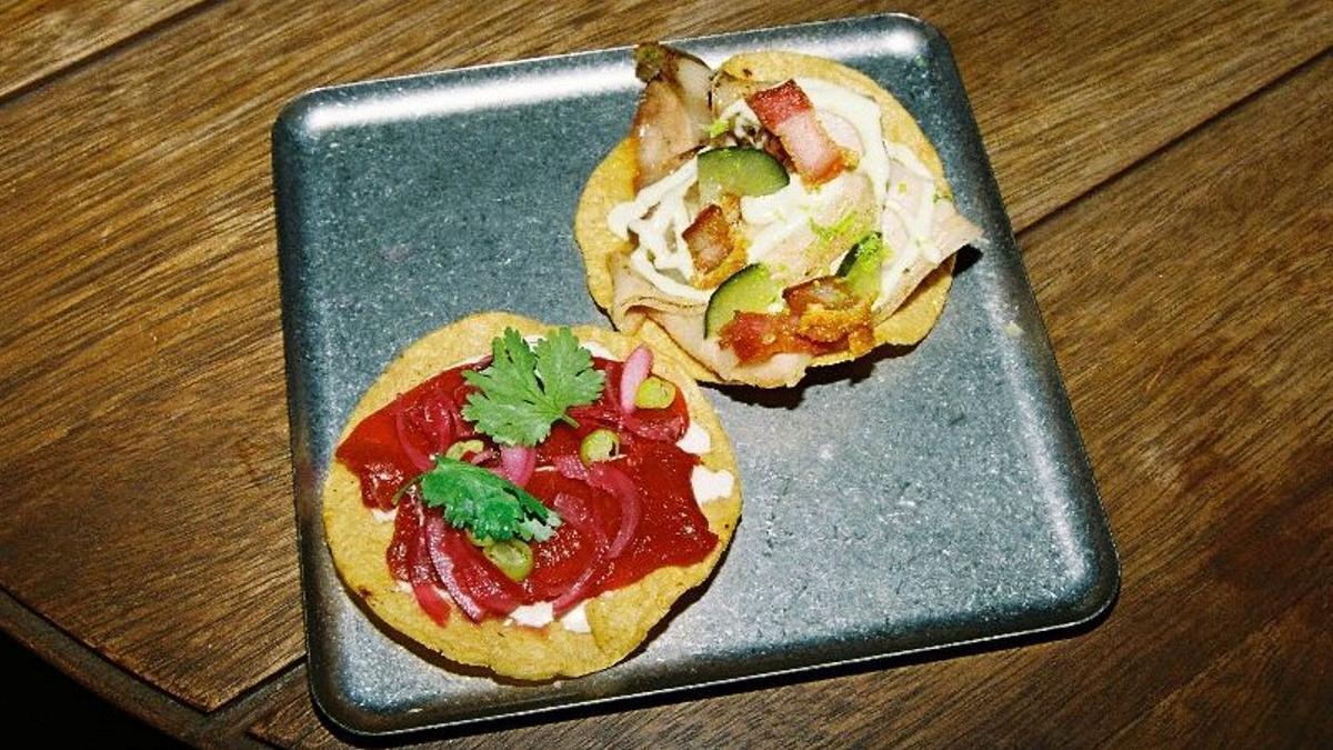 Las tostadas de atún rojo y de papada de cerdo con chicharrón que proponen el bar Romita y la taquería Tope hasta el 23 de octubre en ambos establecimientos.