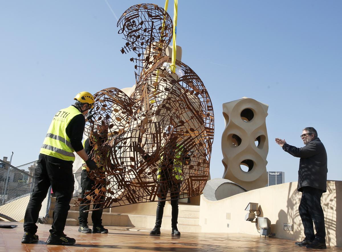 Una escultura de Jaume Plensa corona La Pedrera