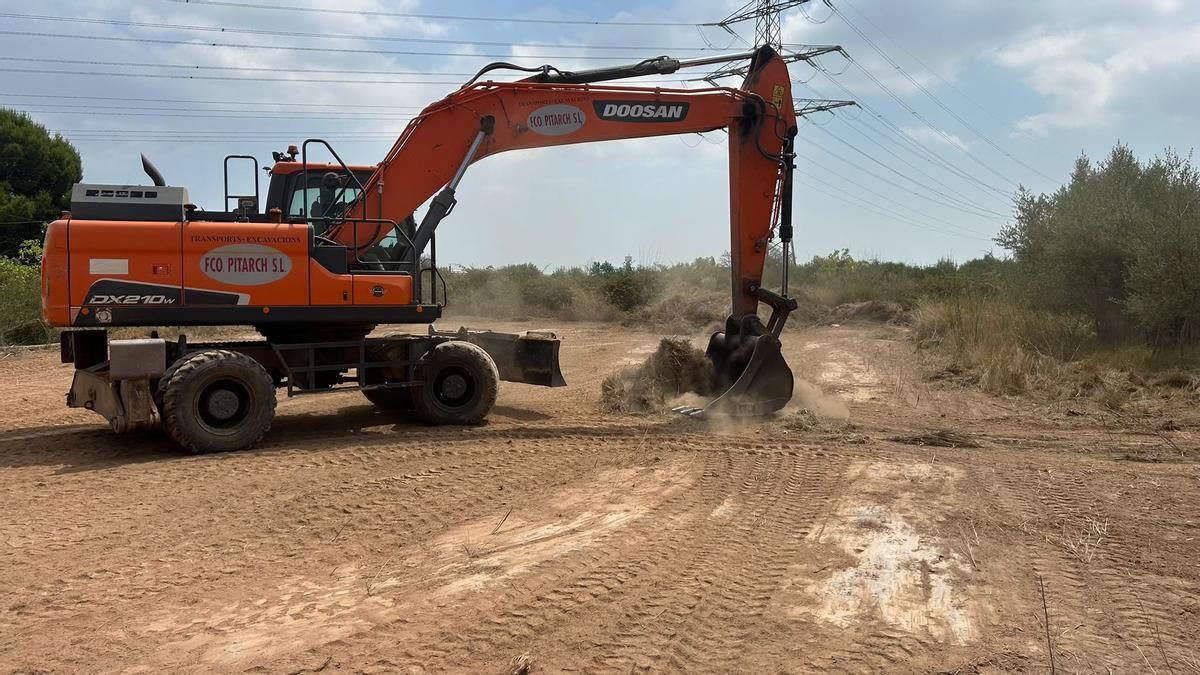 Otra máquina desbrozando una parcela.