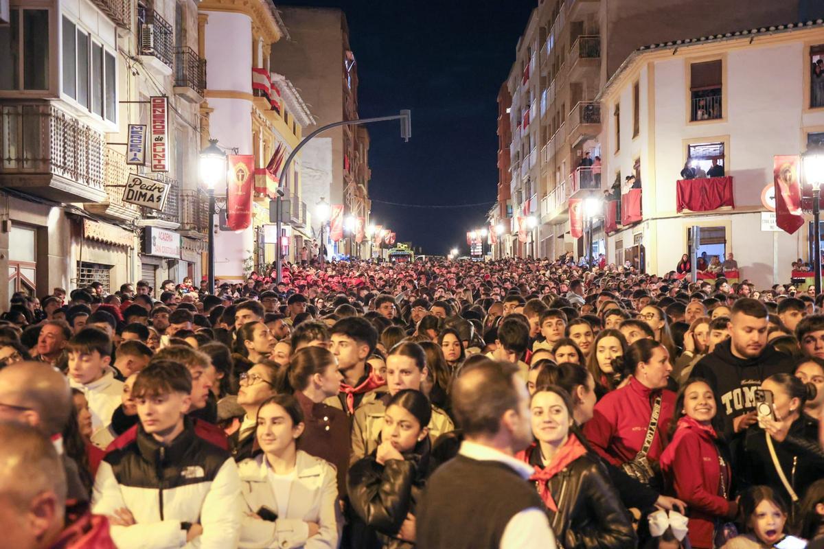 Parte de la multitud congregada para el encuentro del Paso Encarnado, el pasado Martes Santo.