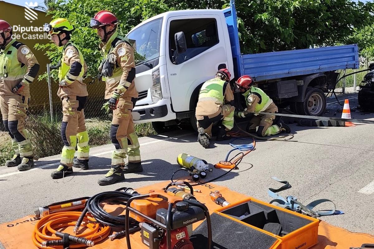 Bomberos del Consorcio acudieron a rescatar a la mujer que había quedado atrapada debajo del camión.
