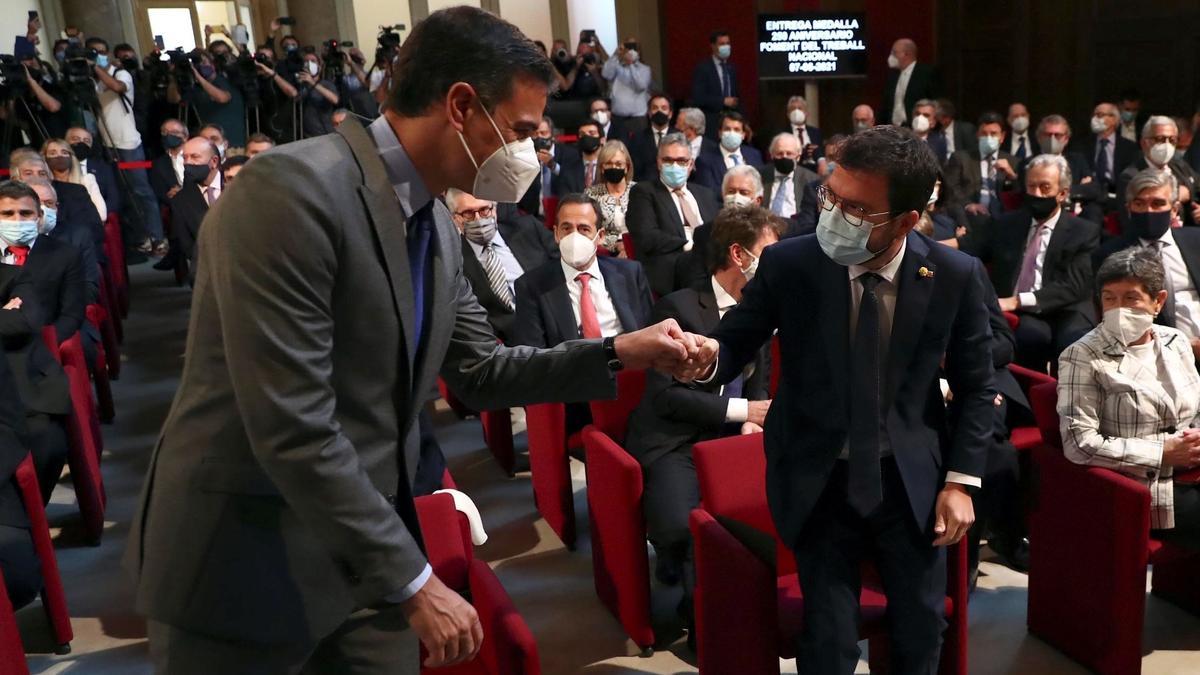 Sánchez y Aragonès en el acto de entrega de la medalla de Foment