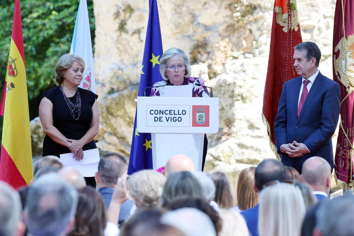 De izq. a dcha. la hermana mayor de la Cofradía, Martín Caloto, la pregonera, Susana García-Baquero y el alcalde y a