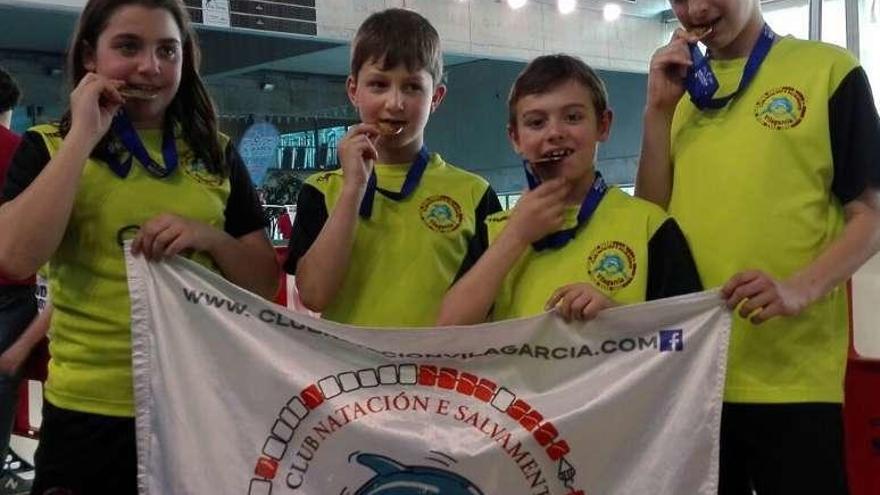 Los medallistas en Pontevedra con la bandera del club. // FdV