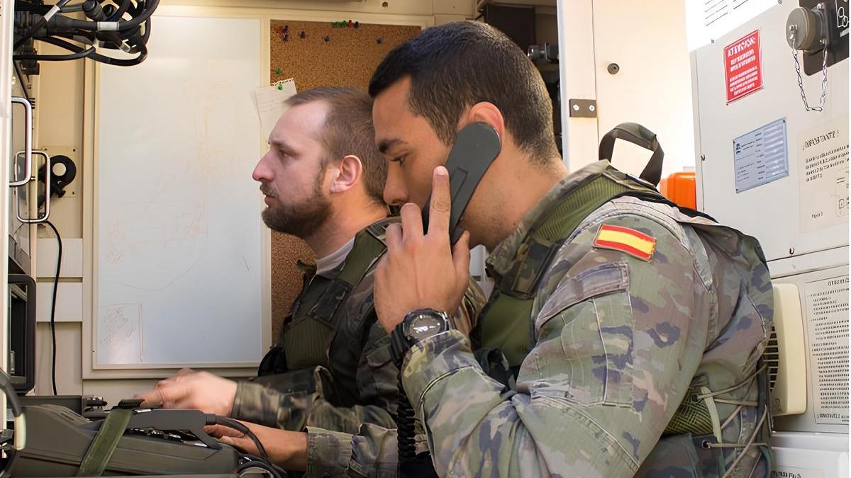 Personal del Regimiento de Transmisiones n.º 21 de Marines durante un ejercicio.