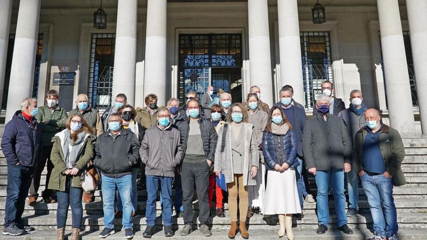 Comitiva ponteareana presidida por la alcaldesa Cristina Fernández que se personó, ayer, en la Subdelegación del Gobierno en Pontevedra. | // D.P.