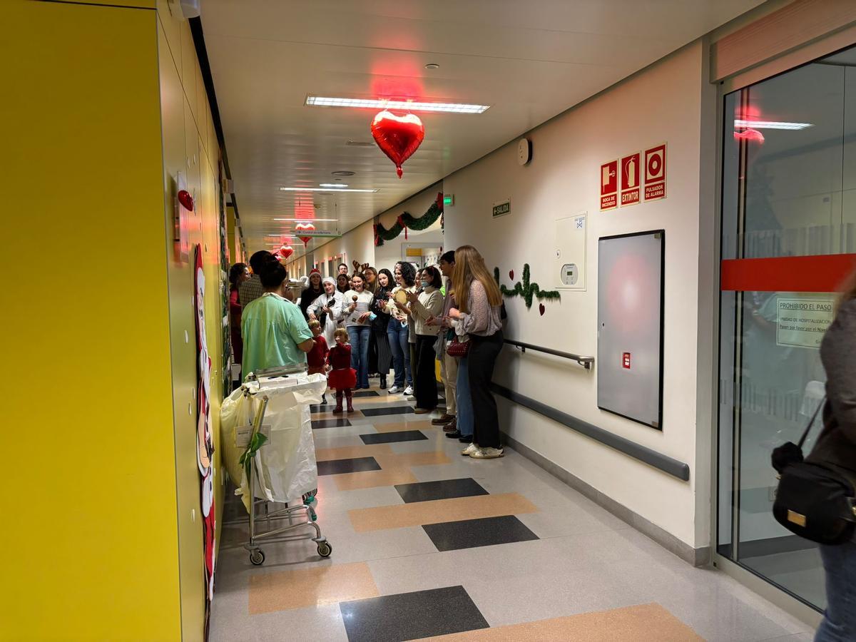 La Pastoral Universitaria de Oviedo llena de villancicos las habitaciones de HUCA