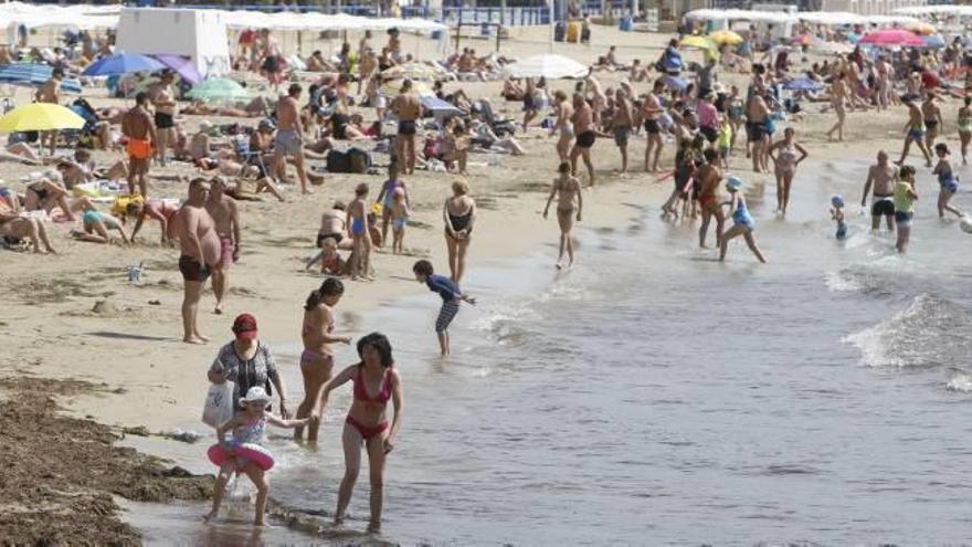 La playa llena y los socorristas en huelga