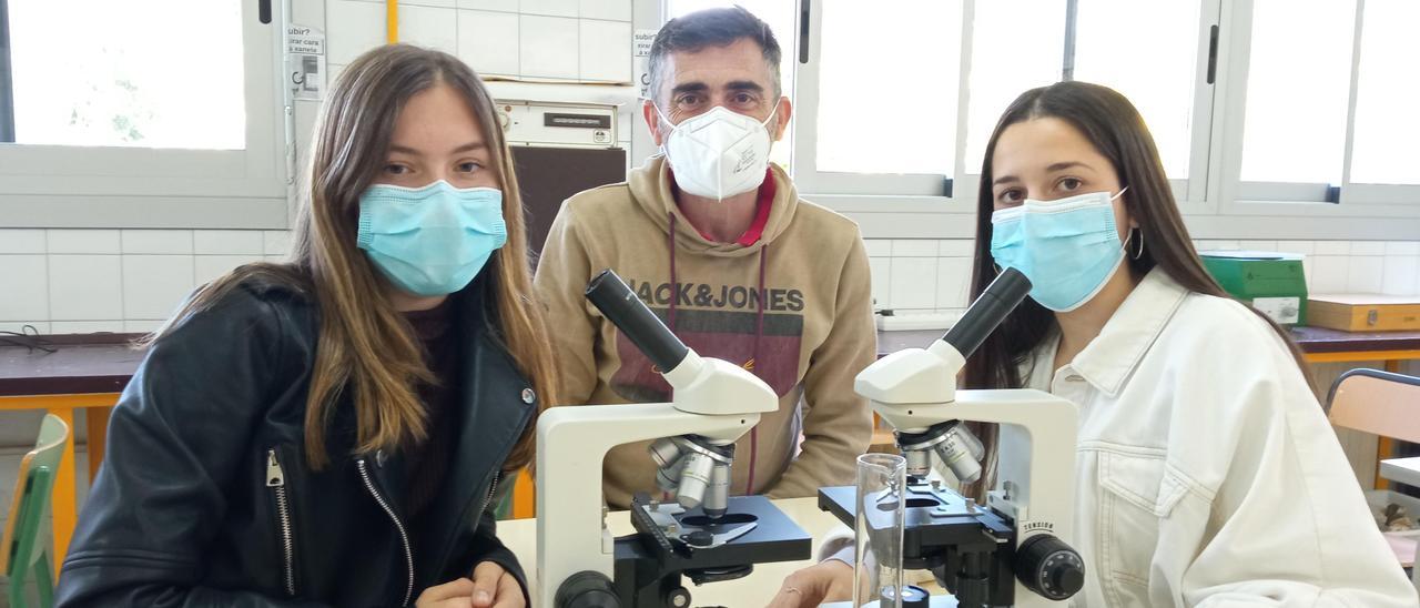 Las alumnas investigadoras María Valtierra y Laura Chamorro, con el profesor Juan Hermida, en el laboratorio del IES Val Miñor.