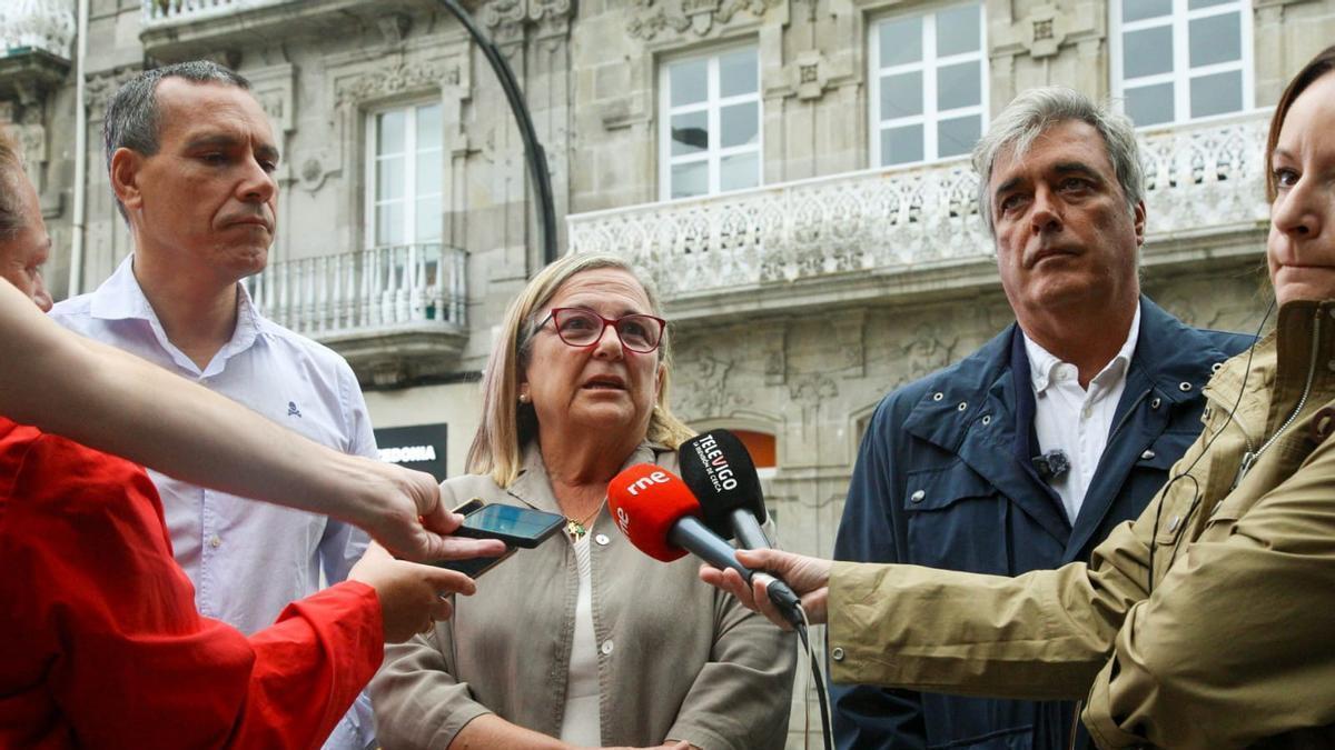 Irene Garrido, junto al también diputado Pedro Puy (d.) en Vigo.