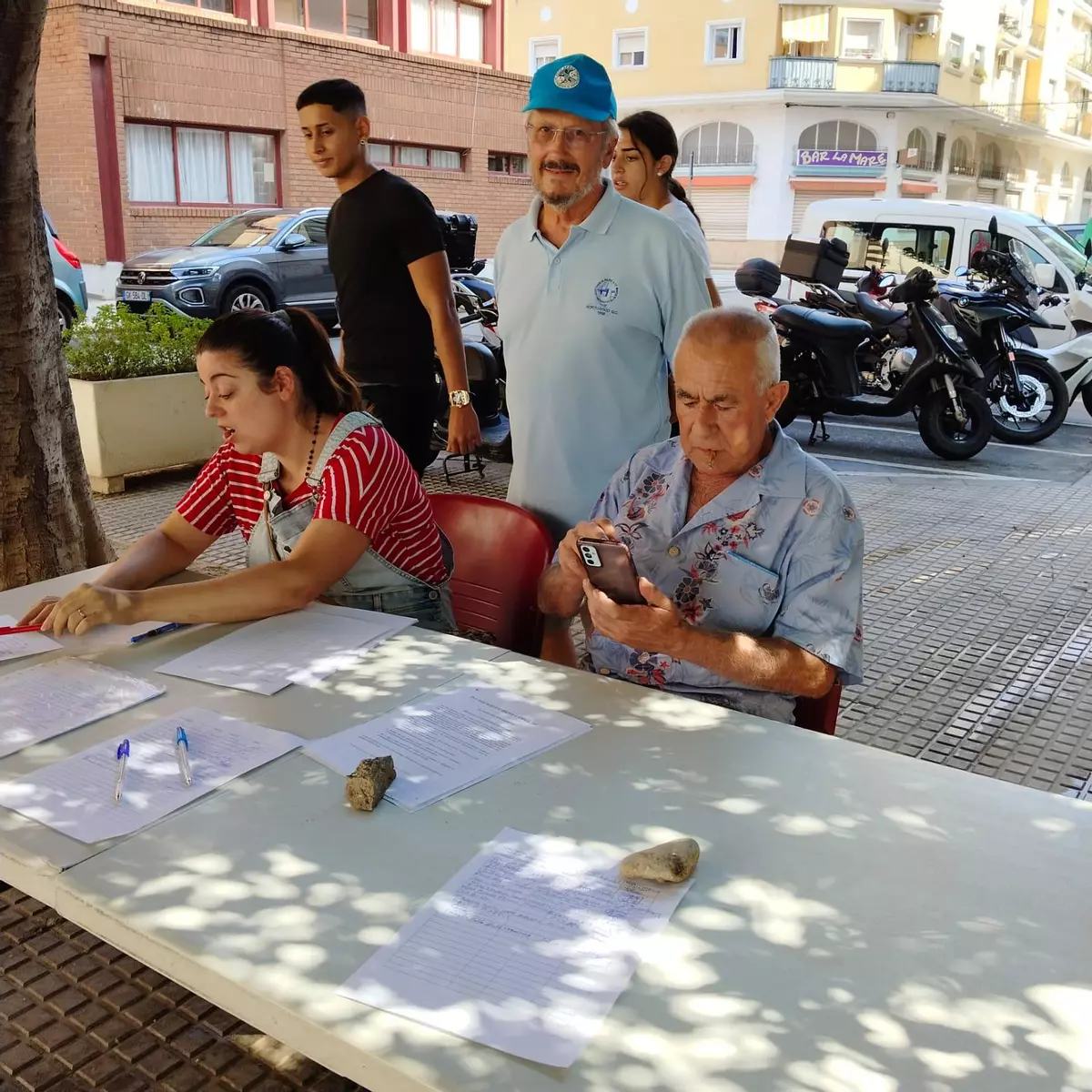 Vecinos de Oliva recogen firmas para exigir más médicos y recursos