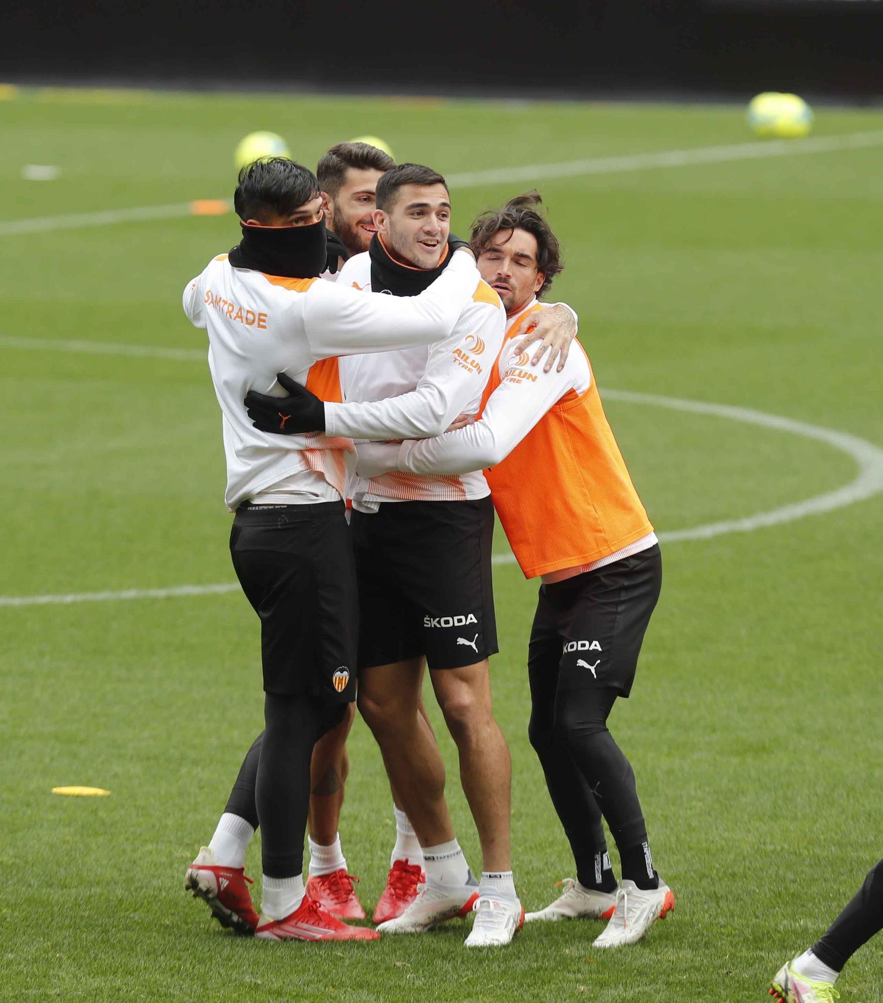 El Valencia se entrena por última vez antes del partido frente al Elche