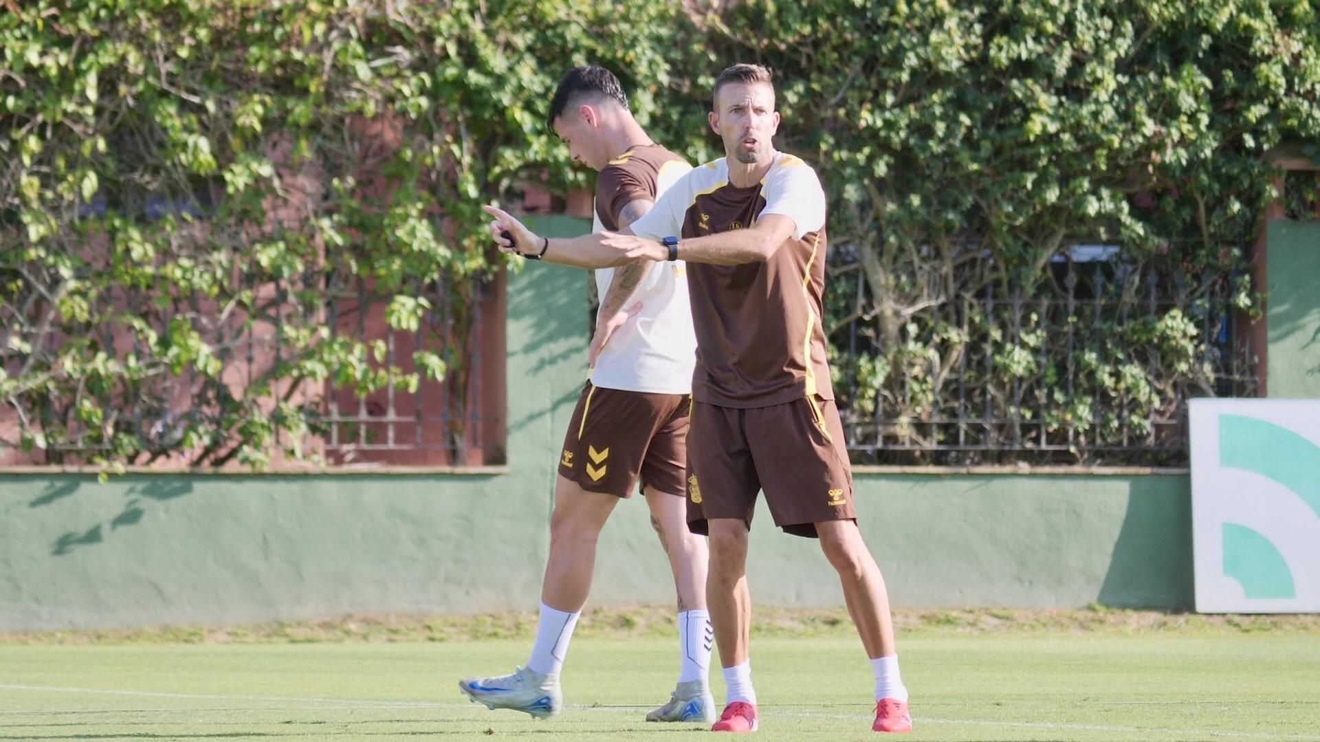 Entrenamiento de la Unión Deportiva Las del 14 de julio 25