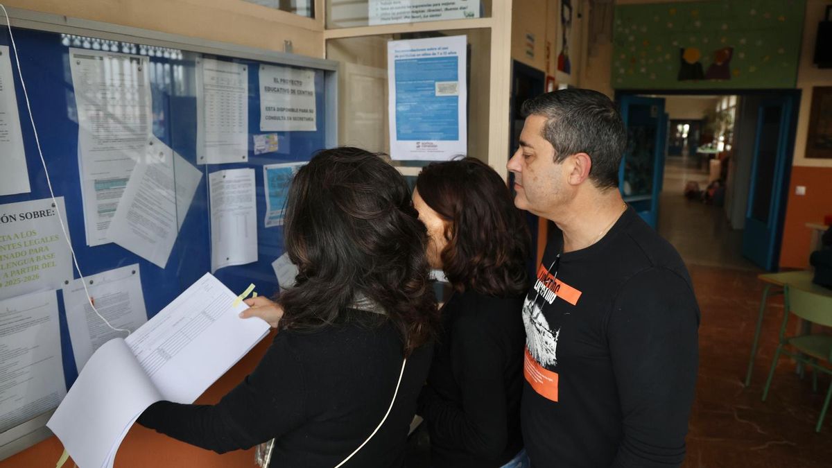Los listados con los resultados colgados en un colegio de Alicante, este jueves