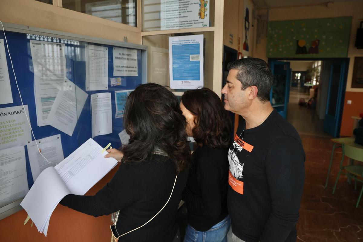 Los listados con los resultados colgados en un colegio de Alicante, este jueves