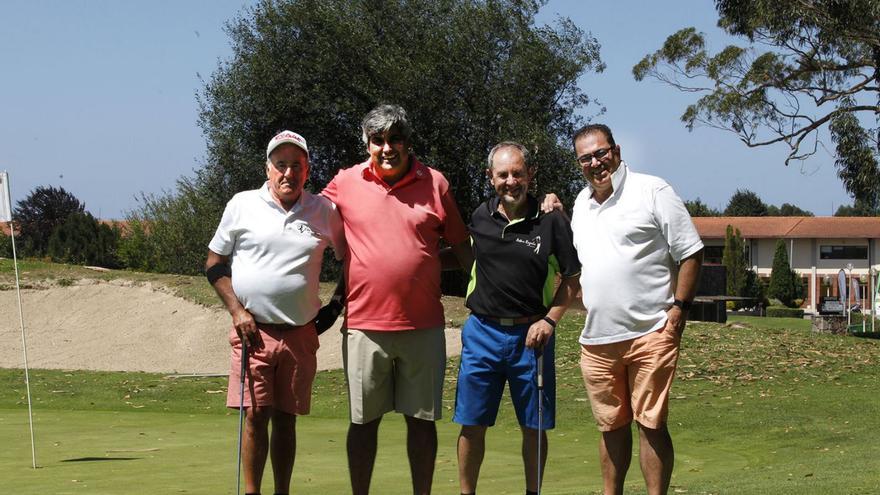 Arriba, Aladino Herraiz Rodríguez finaliza su recorrido en el torneo con el putt, ante la mirada de sus compañeros: Ángel Mielgo Cabrera, Jose Luis Luzondo Rivas y Aquilino López Álvarez. Abajo, Rubén Rodríguez Fanjul y Francisco García González, compañeros de los vencedores de la tercera jornada, Ignacio Álvarez Perrón y Marco Antonio Álvarez Lora, al finalizar su partido. | Benjamín Lebrato