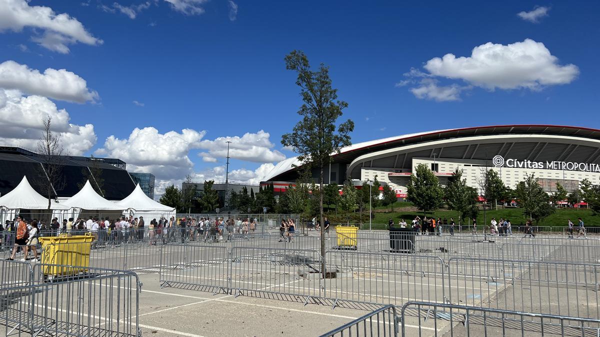 Los accesos a Primavera Sound desde el estadio Cívitas Metropolitano, con las colas para conseguir la pulsera a la izquierda.