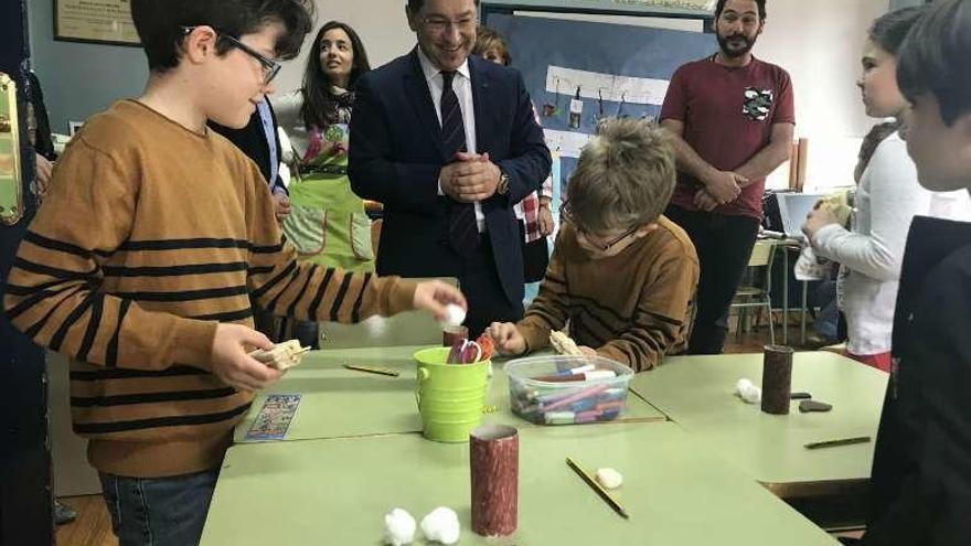 El Consejero, durante su visita al colegio de Santolaya.