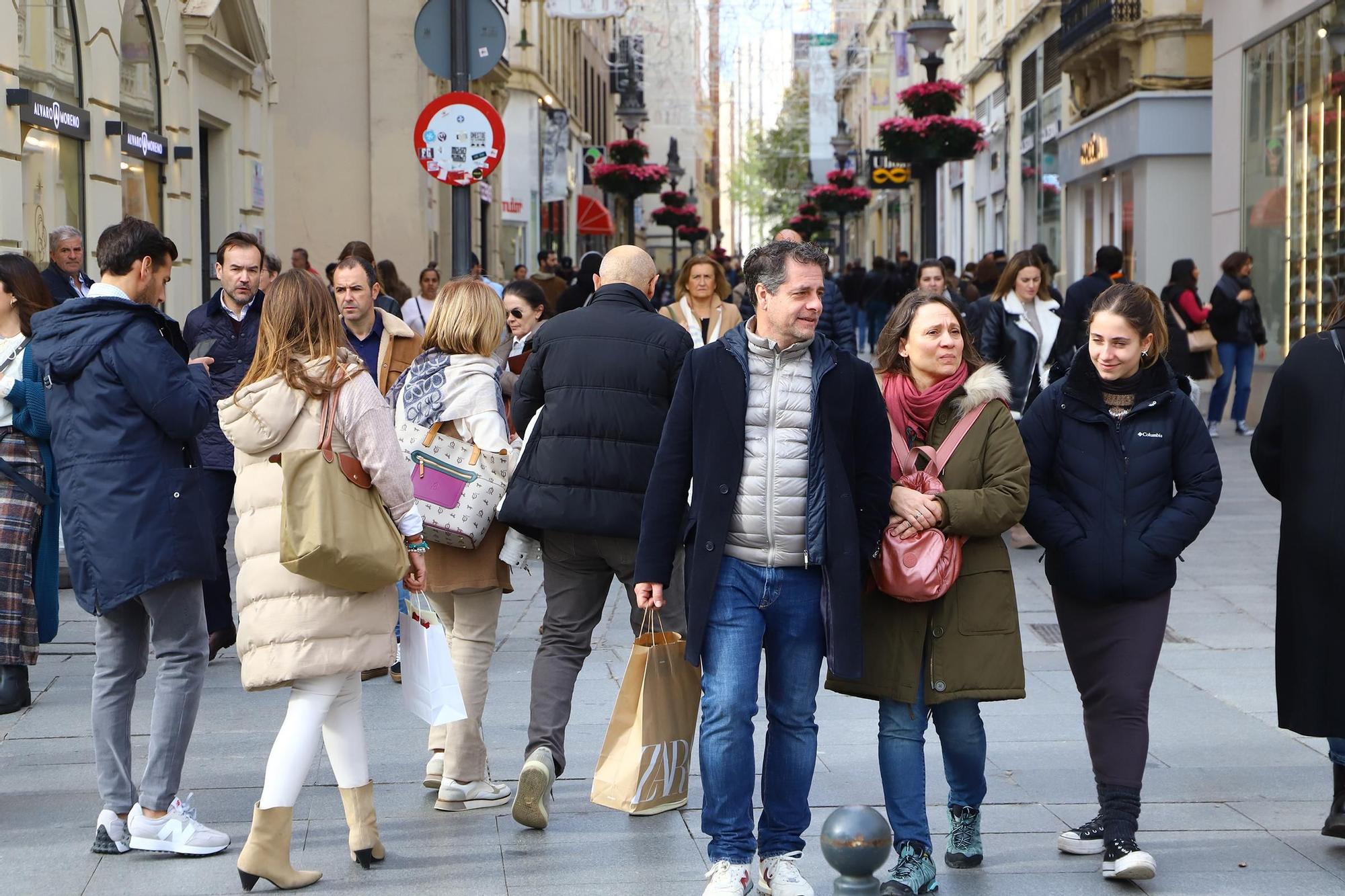 Turistas y cordobeses se echan a la calle