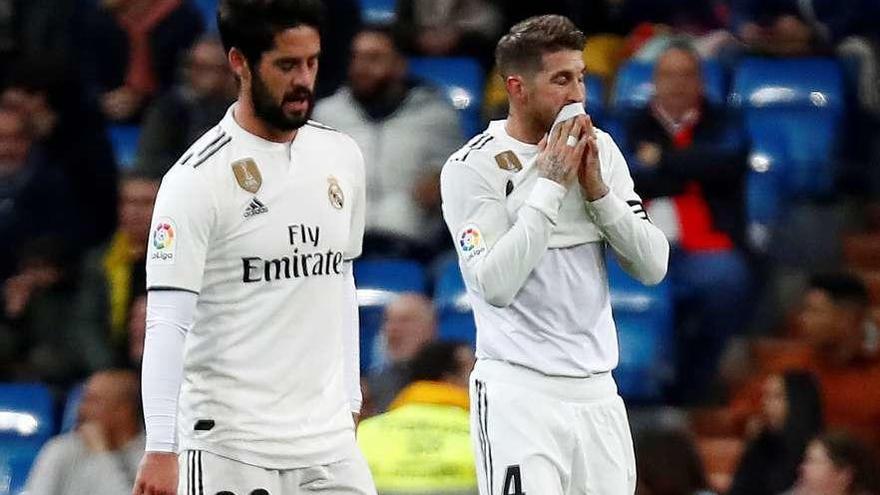 Isco y Sergio Ramos, cabizbajos en el Bernabéu.