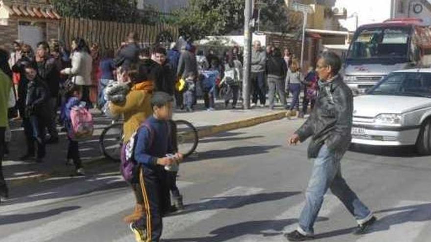 Los padres de un colegio de Los Dolores temen que un camión arrolle a sus hijos